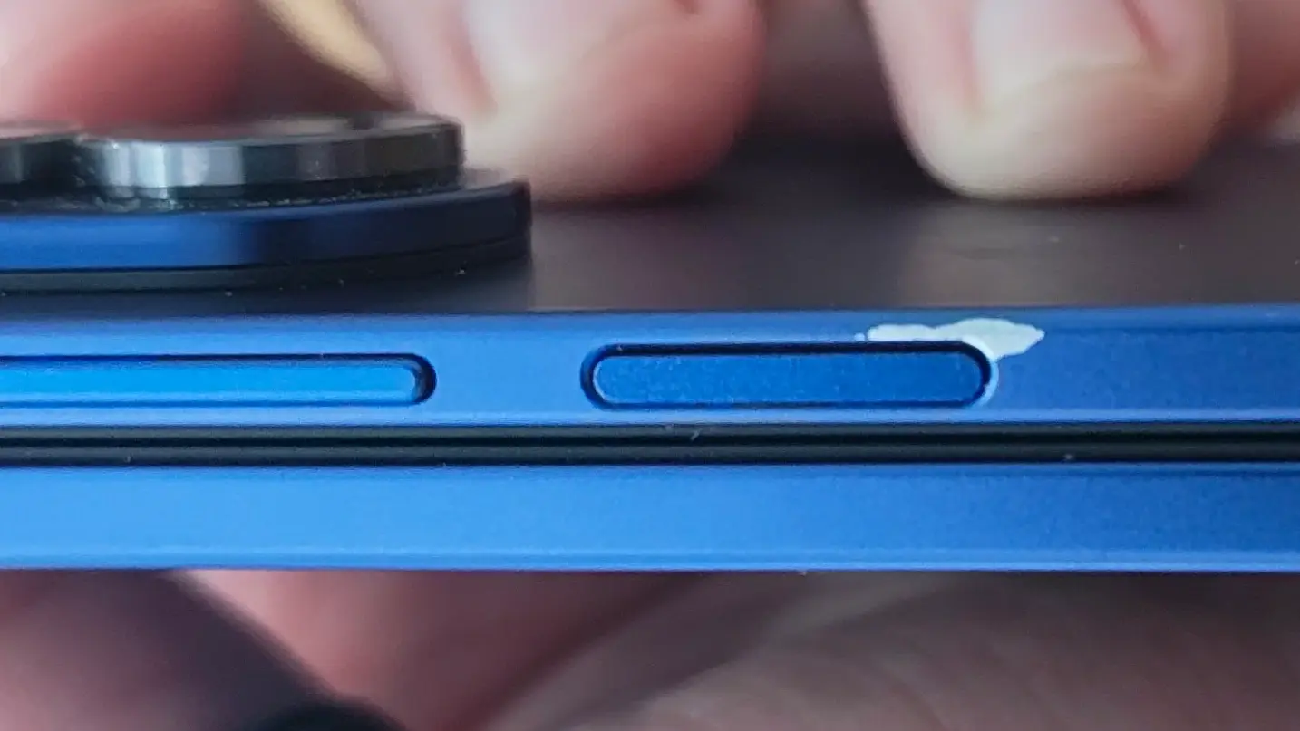 Samsung Galaxy Z FOld 7 Paint Peeling Issue
