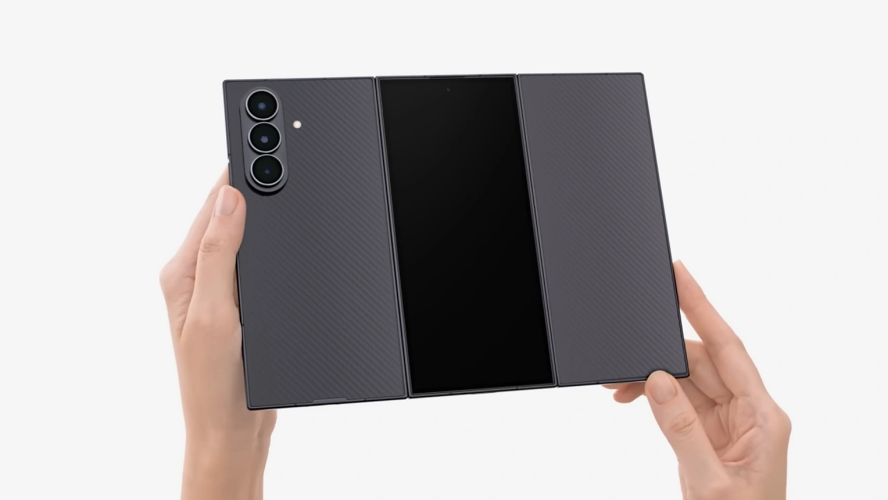 Galaxy Z TriFold Inhand